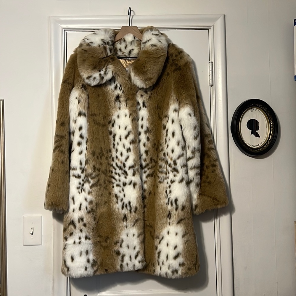 Selling this beautiful Pamela Mccoy fur coat; size Medium. Dry clean only.